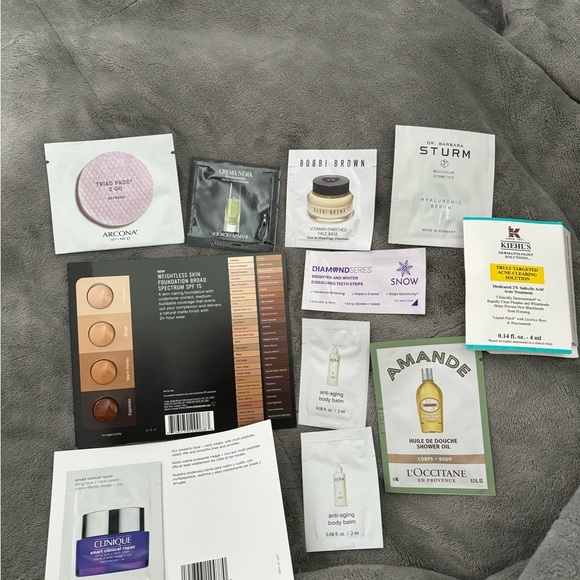 Skincare bundle with 11 various samples - Picture 1 of 6